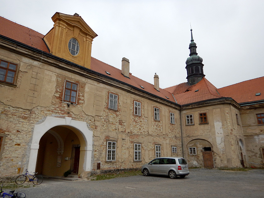 Jezuitsk rezidence s kostelem svatho Vta v Tuchomicch