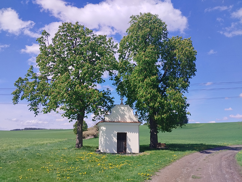 Nynice - kaplička u cesty na Chotinou
