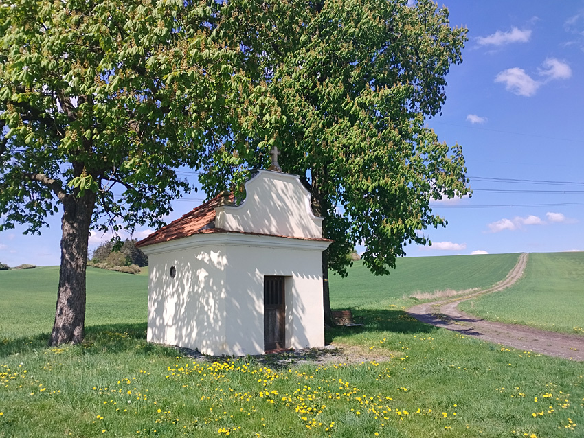 Nynice - kaplička u cesty na Chotinou