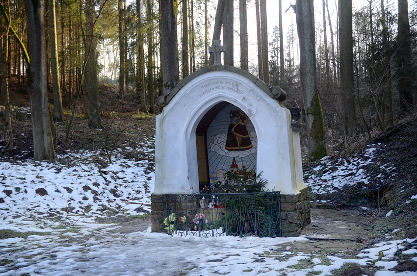 Hrádek u Vlašimi - výklenková kaple u studánky