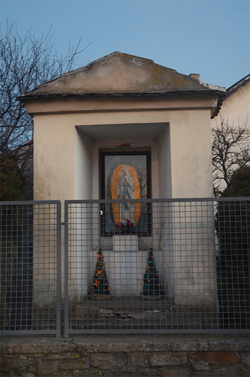 Zásmuky - výklenková kaple