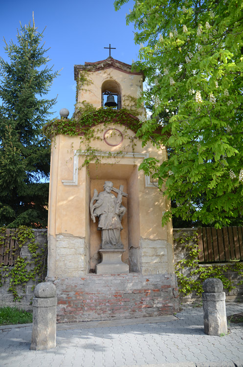 Hostivice - výklenková kaple svatého Jana Nepomuckého