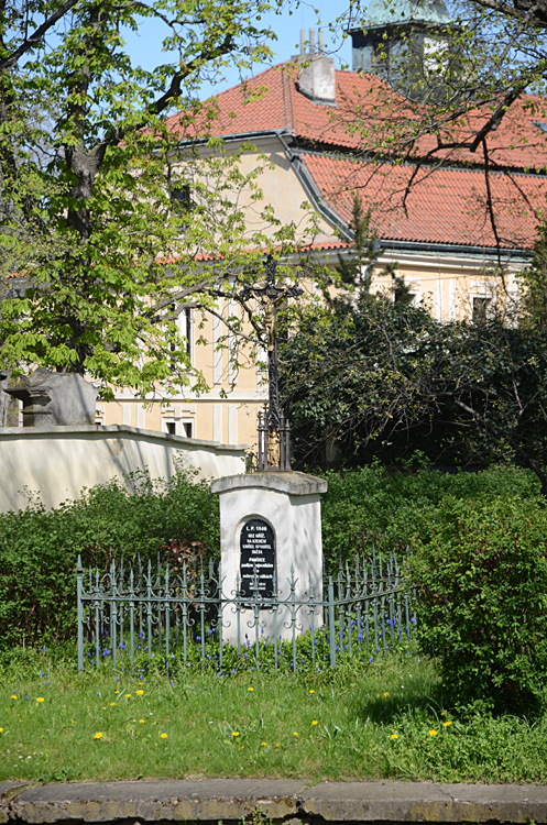 Křížek u kostela na návsi - Bohnice