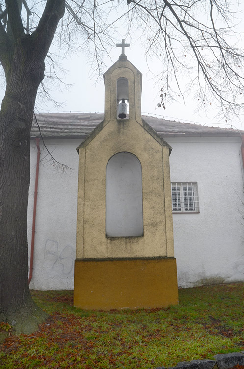 Kaplička se zvoničkou v Bártlově ul. - Horní Počernice