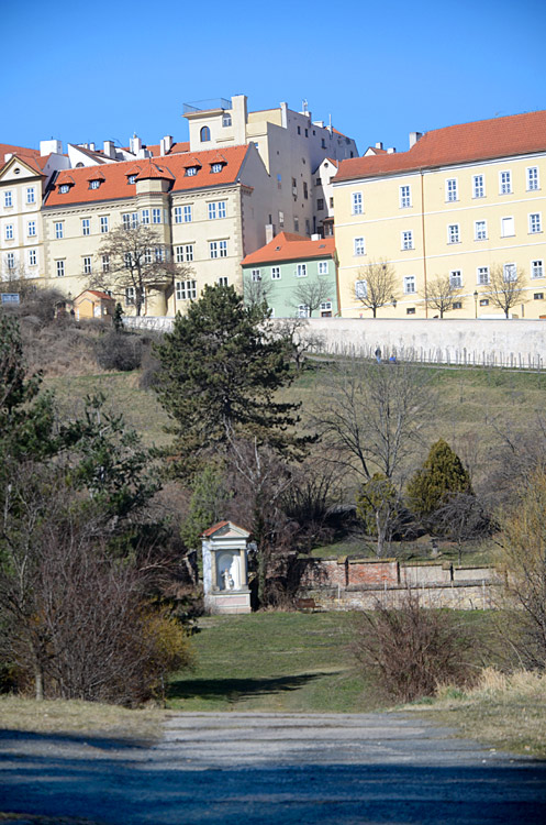 Kaplička v areálu zahrady nemocnice Pod Petřínem