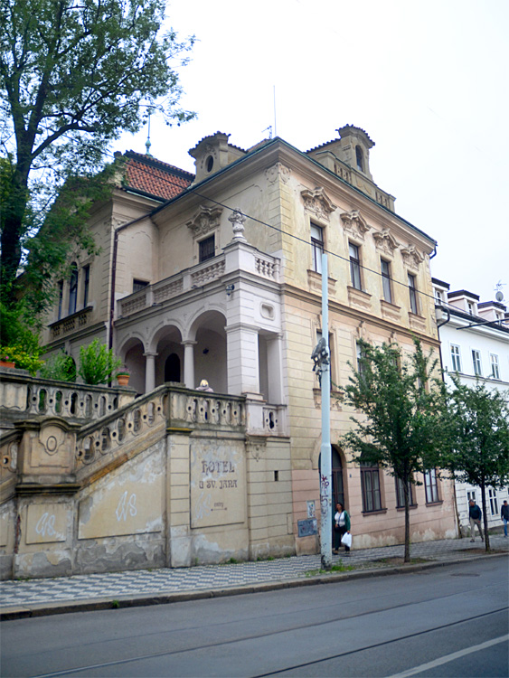 Fara u kostela svatého Jana Nepomuckého na Skalce